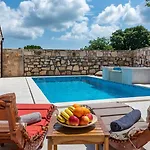 Rustic Stone House With Pool Marčana