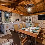 Rustic Stone House With Pool Сasa de vacaciones