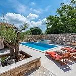 Сasa de vacaciones Rustic Stone House With Pool Marčana
