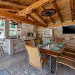 Сasa de vacaciones Rustic Stone House With Pool