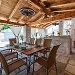 Сasa de vacaciones Rustic Stone House With Pool *