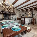 Rustic Stone House With Pool Сasa de vacaciones *