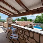 Сasa de vacaciones Rustic Stone House With Pool Marčana