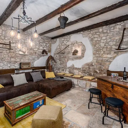 بيت للعطل Rustic Stone House With Pool