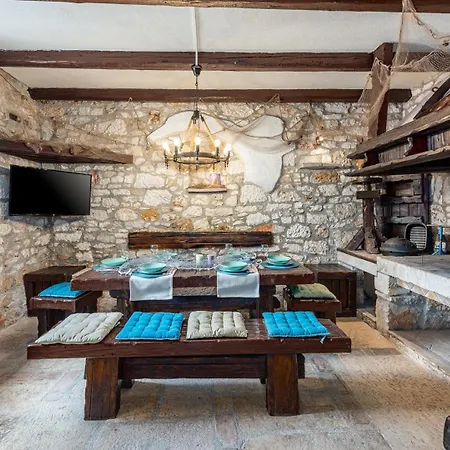 بيت للعطل Rustic Stone House With Pool Marčana