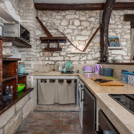 Casa de Férias Rustic Stone House With Pool Marčana