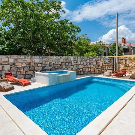 بيت للعطل Rustic Stone House With Pool Marčana