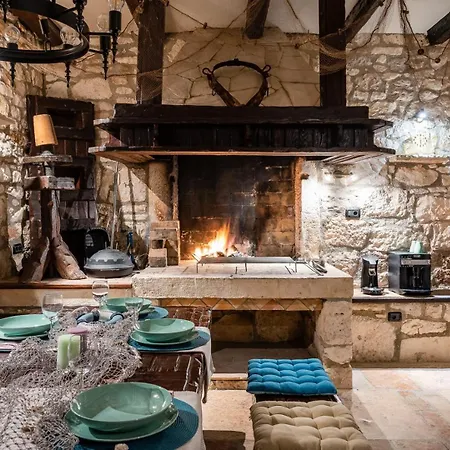 Dom wakacyjny Rustic Stone House With Pool