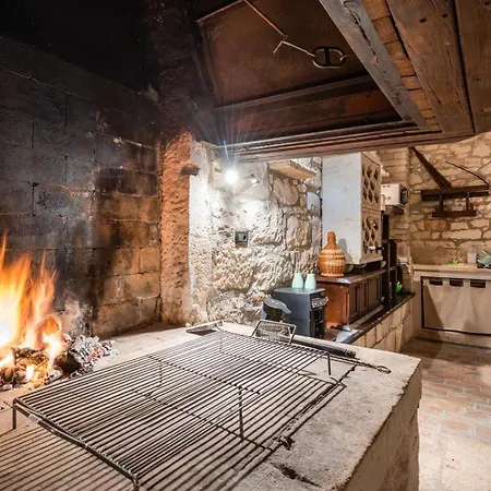 Rustic Stone House With Pool Dom wakacyjny Marčana