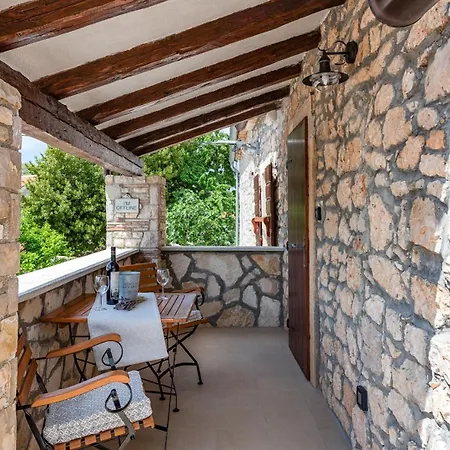 بيت للعطل Rustic Stone House With Pool