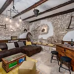 펜션 Rustic Stone House With Pool