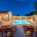 펜션 Rustic Stone House With Pool *