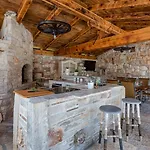펜션 Rustic Stone House With Pool *