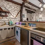 펜션 Rustic Stone House With Pool