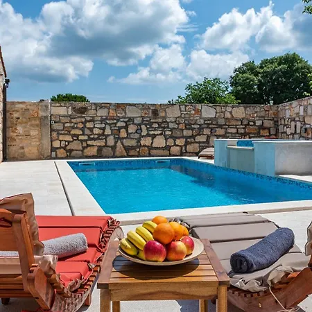 Rustic Stone House With Pool Marčana