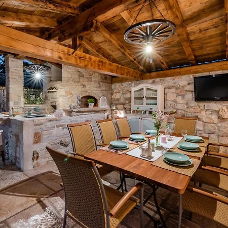 Rustic Stone House With Pool Semesterbostad