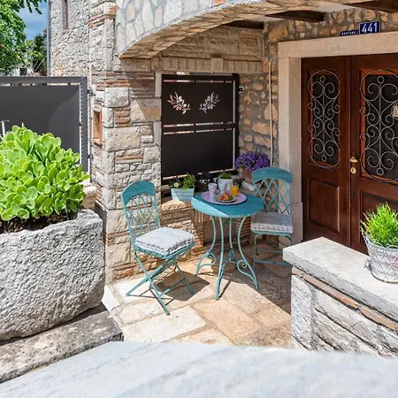 Rustic Stone House With Pool בית נופש *