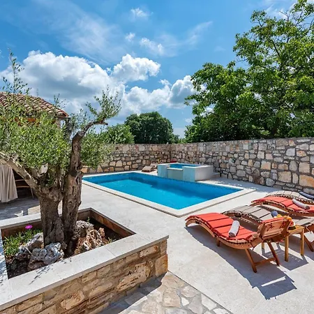 Semesterbostad Rustic Stone House With Pool Marčana