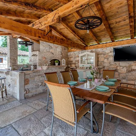 בית נופש Rustic Stone House With Pool