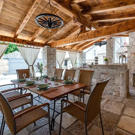 Ferienhaus Rustic Stone House With Pool *