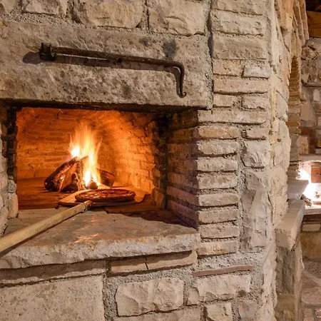 Rustic Stone House With Pool בית נופש Marčana