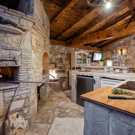 Semesterbostad Rustic Stone House With Pool Marčana