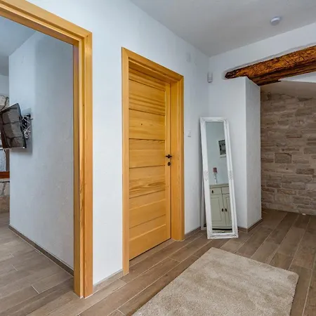 Rustic Stone House With Pool בית נופש *