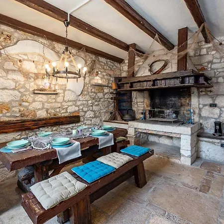 Сasa de vacaciones Rustic Stone House With Pool Marčana