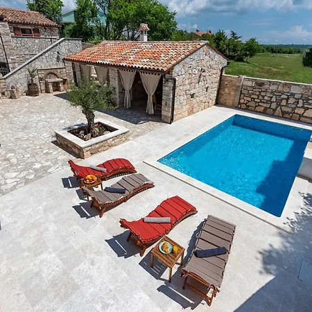 Semesterbostad Rustic Stone House With Pool *