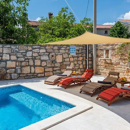 בית נופש Rustic Stone House With Pool Marčana