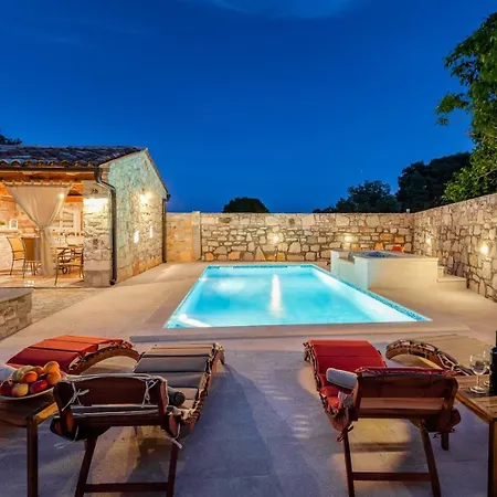 Semesterbostad Rustic Stone House With Pool *