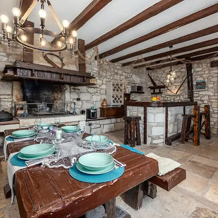 Rustic Stone House With Pool Casa de Férias *