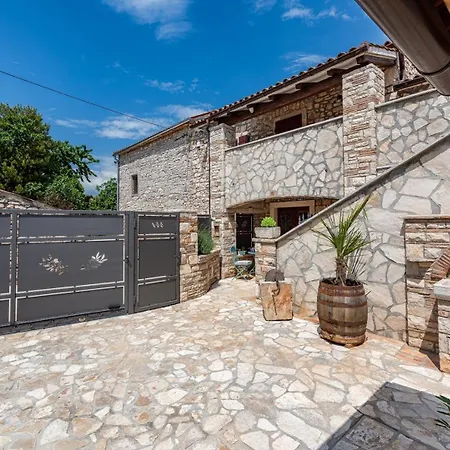 Semesterbostad Rustic Stone House With Pool Marčana
