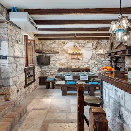 Rustic Stone House With Pool Casa de Férias *