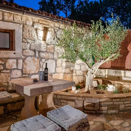 Rustic Stone House With Pool בית נופש *