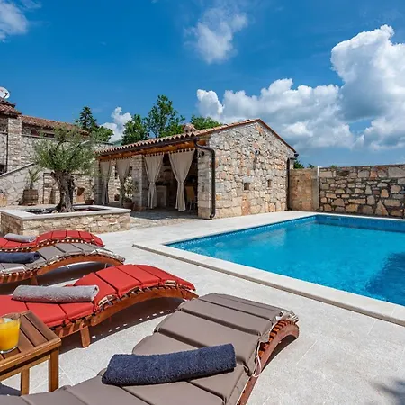 Rustic Stone House With Pool Marčana