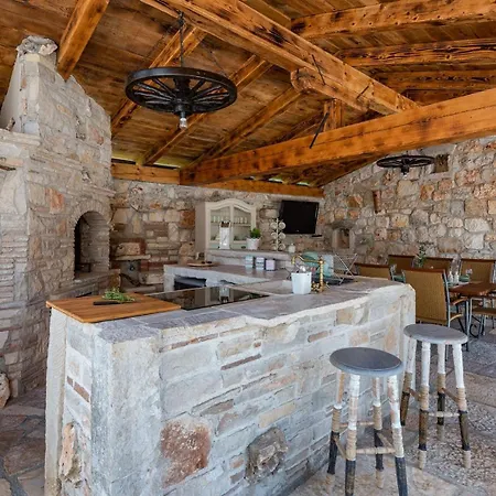 Semesterbostad Rustic Stone House With Pool *