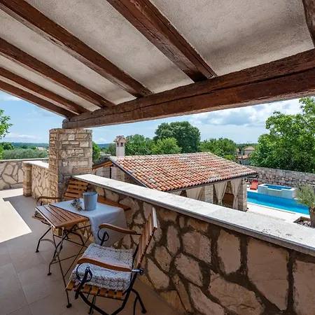 בית נופש Rustic Stone House With Pool Marčana