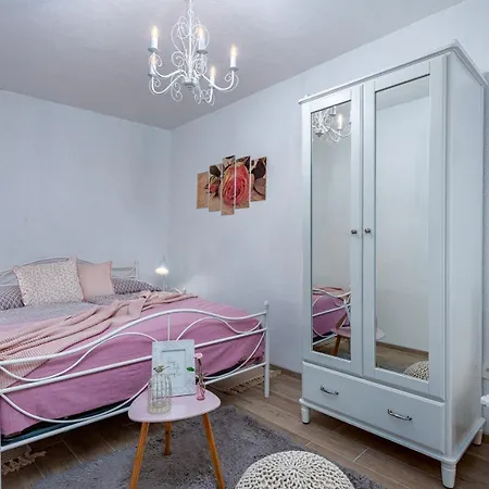 בית נופש Rustic Stone House With Pool