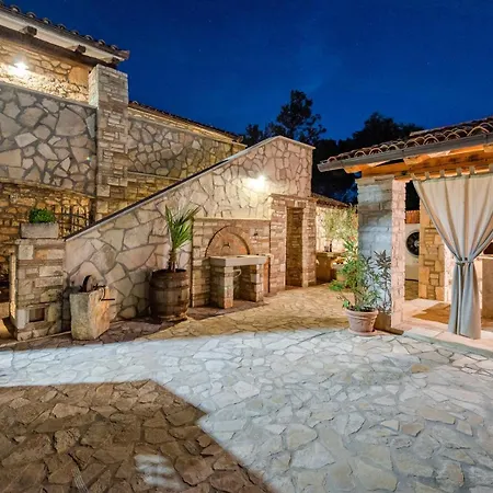 Rustic Stone House With Pool בית נופש Marčana