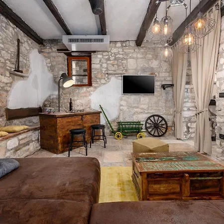 Rustic Stone House With Pool בית נופש