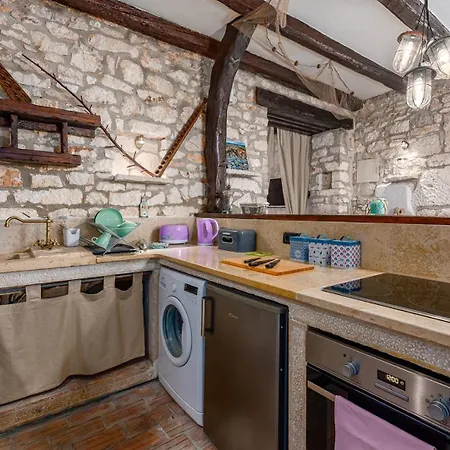 בית נופש Rustic Stone House With Pool