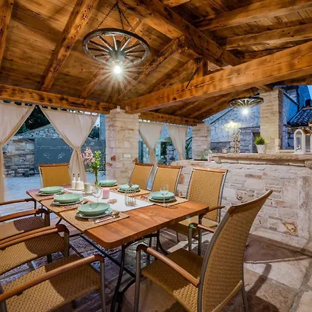 Semesterbostad Rustic Stone House With Pool *