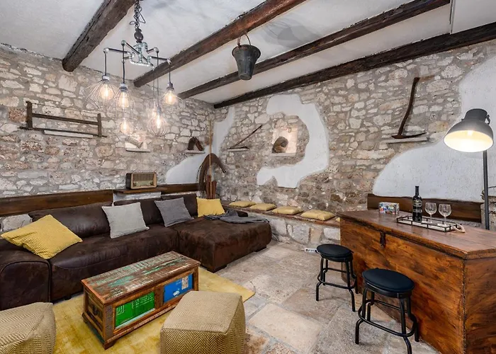 Vakantiehuis Rustic Stone House With Pool