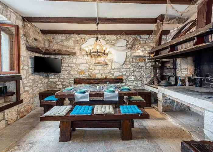 Vakantiehuis Rustic Stone House With Pool Marčana