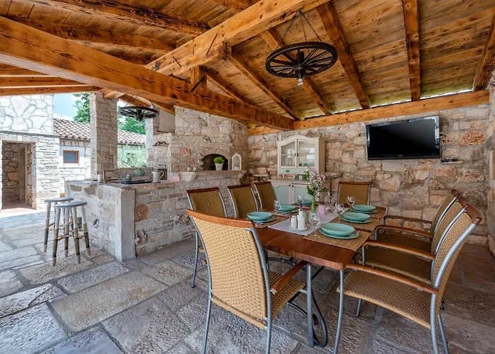 Vakantiehuis Rustic Stone House With Pool