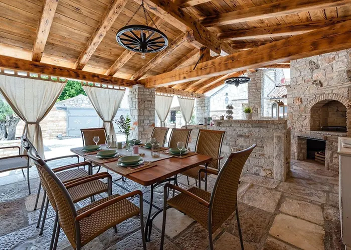 Vakantiehuis Rustic Stone House With Pool *