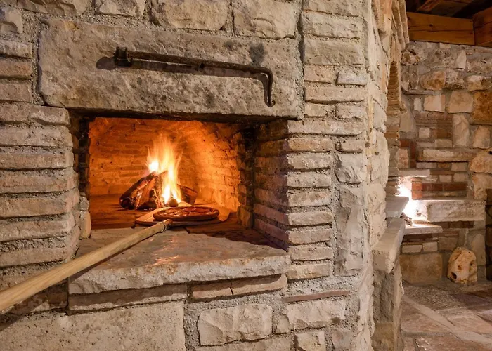 Rustic Stone House With Pool Vakantiehuis Marčana
