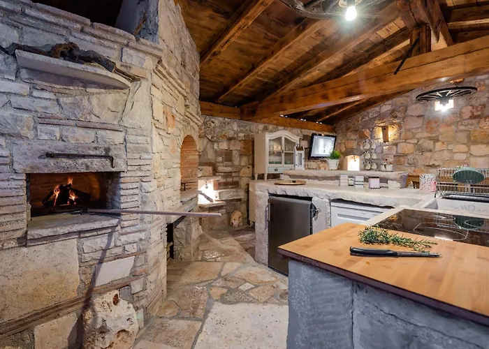 Vakantiehuis Rustic Stone House With Pool Marčana