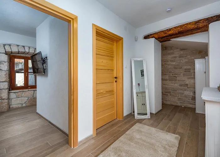 Rustic Stone House With Pool Vakantiehuis *